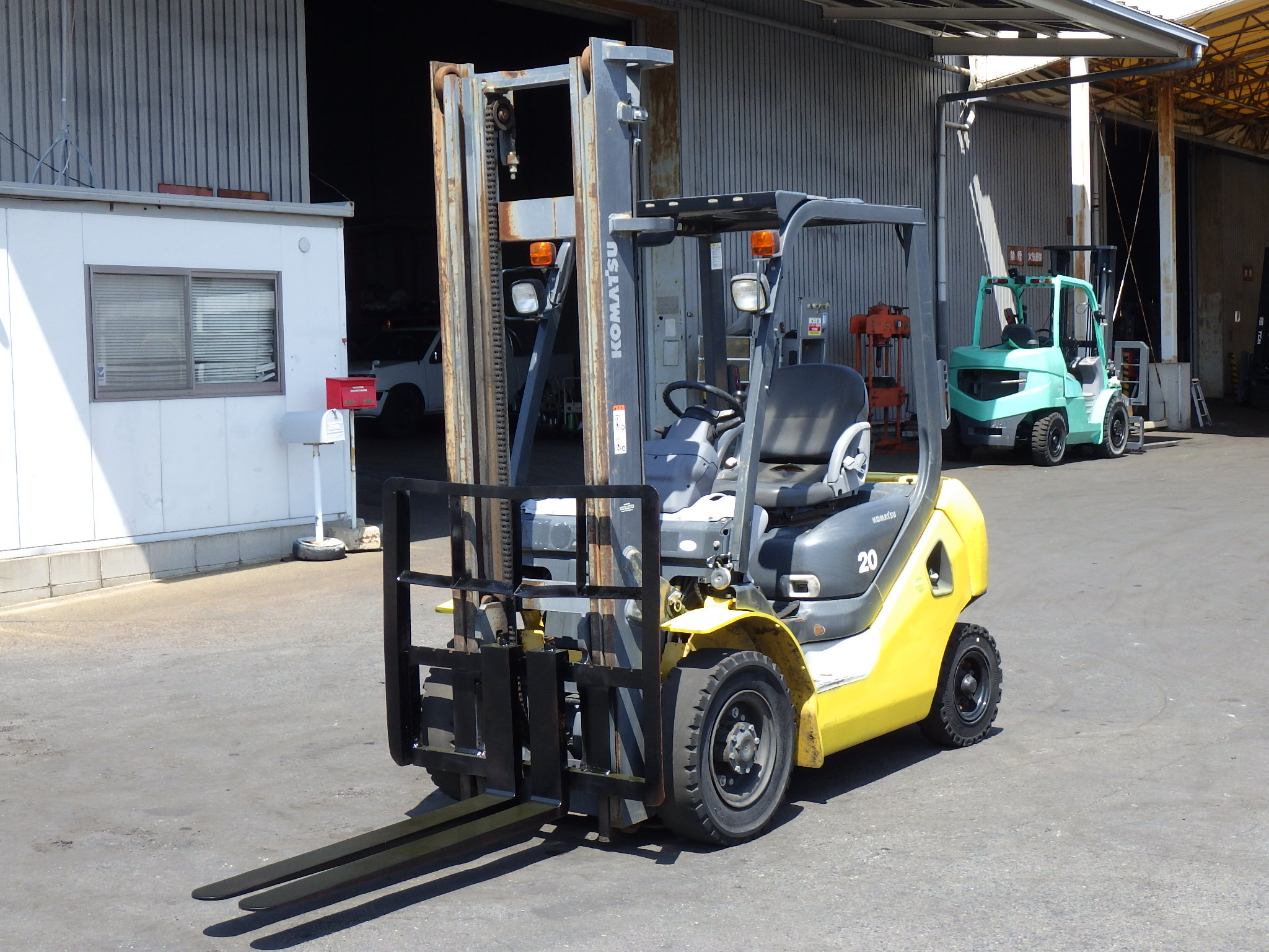 Xe nâng dầu 2 tấn KOMATSU FD20T-17 số tự động, tháp 4m, đời 2011