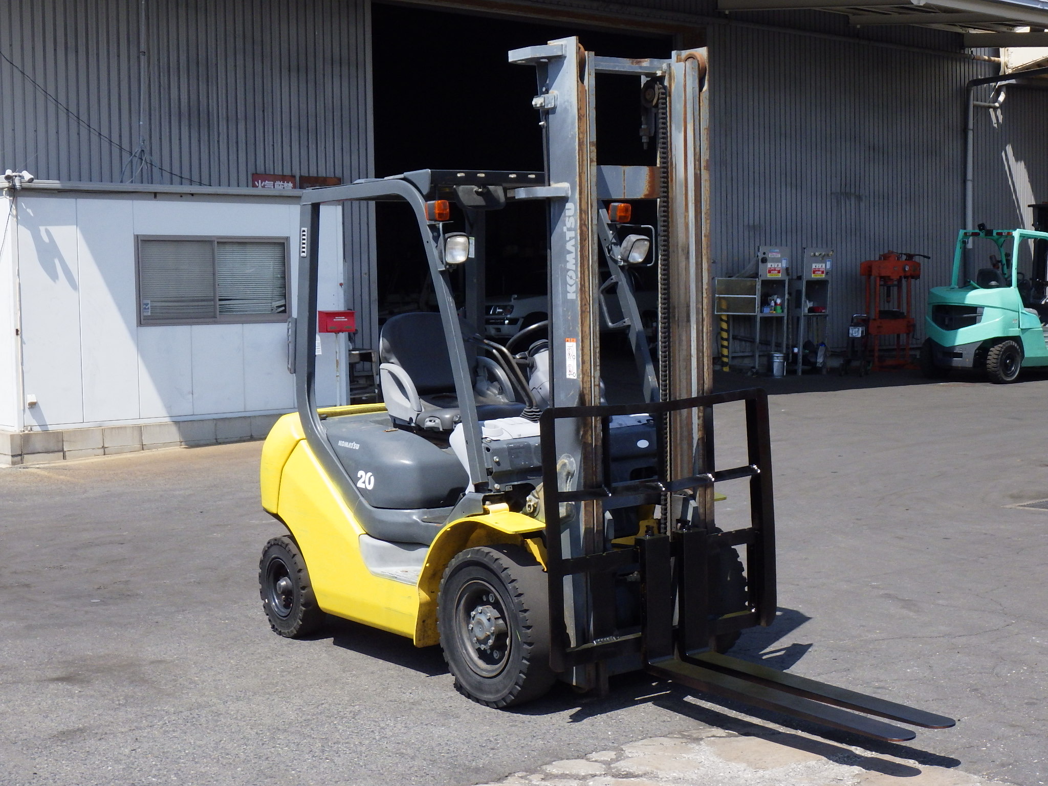 Xe nâng dầu 2 tấn KOMATSU FD20T-17 số tự động, tháp 4m, đời 2011