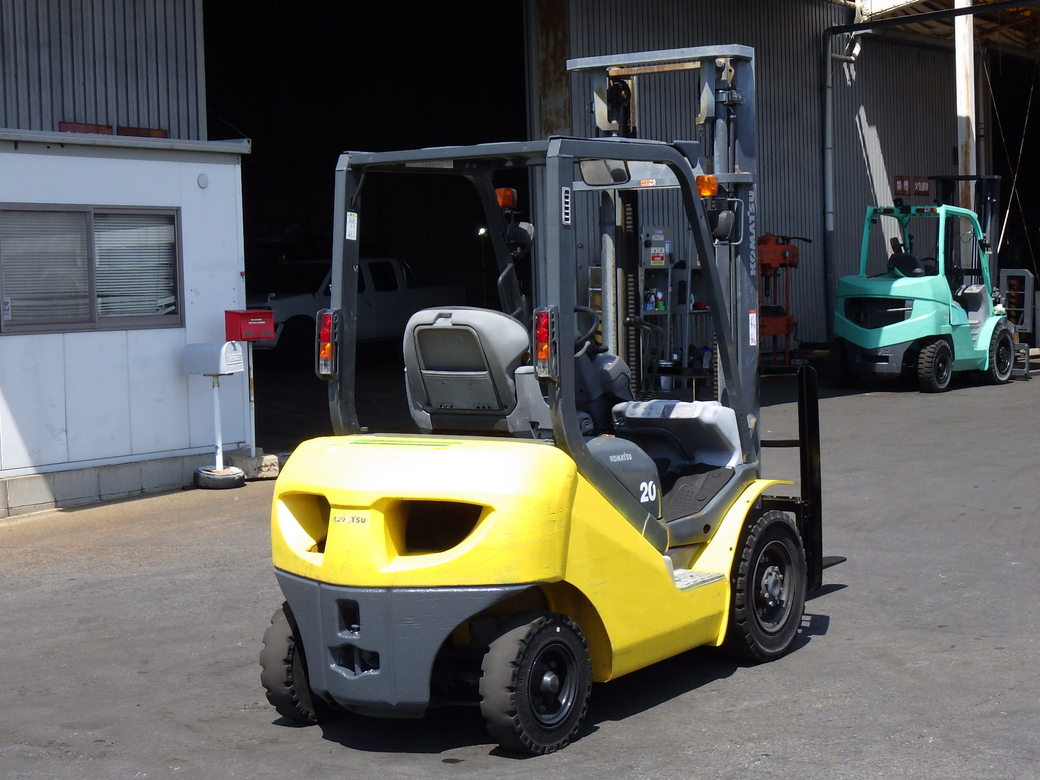 Xe nâng dầu 2 tấn KOMATSU FD20T-17 số tự động, tháp 4m, đời 2011