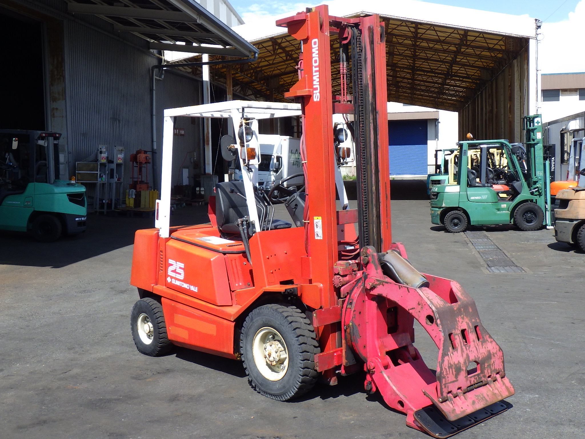 Xe nâng 2,5 tấn Sumitomo 11-FD25PVIXA số tự động lắp kẹp giấy