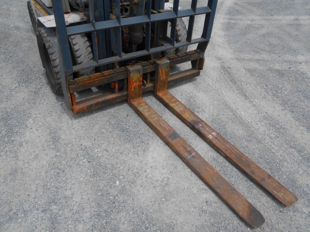 Xe nâng dầu 2,5 tấn Komatsu FD25-11 số sàn, gật gù lốp kép, tháp 4m cực đẹp