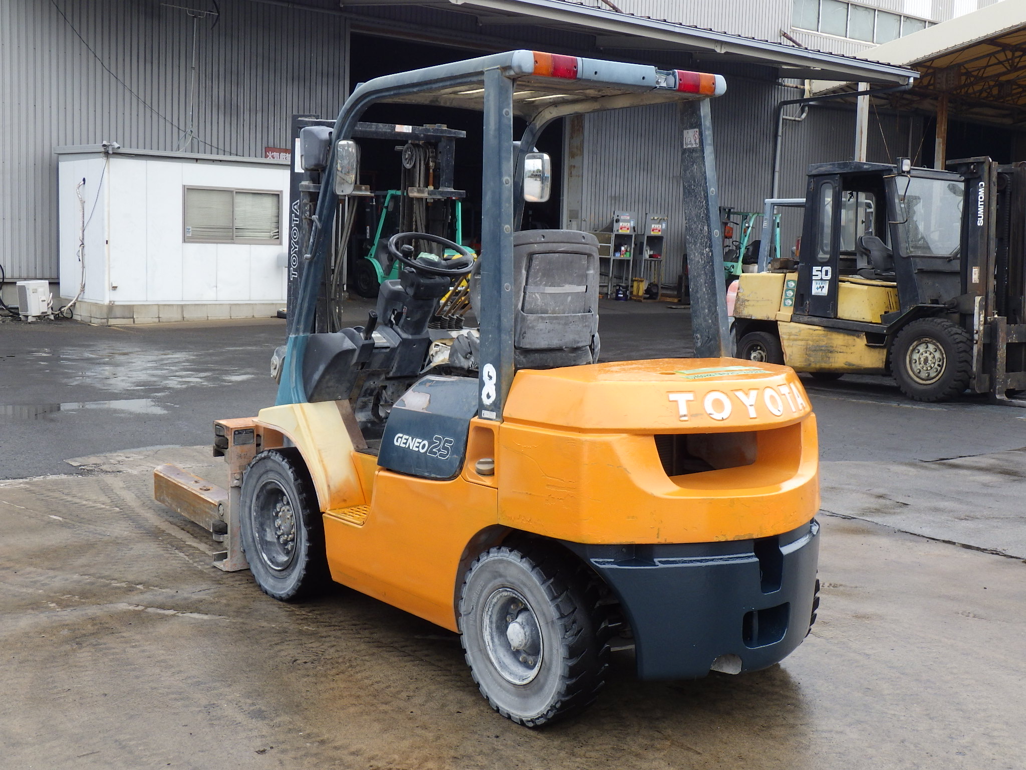 Xe nâng dầu 2,5 tấn TOYOTA 7FD25 số tự động lắp kẹp hoạt động ít giờ