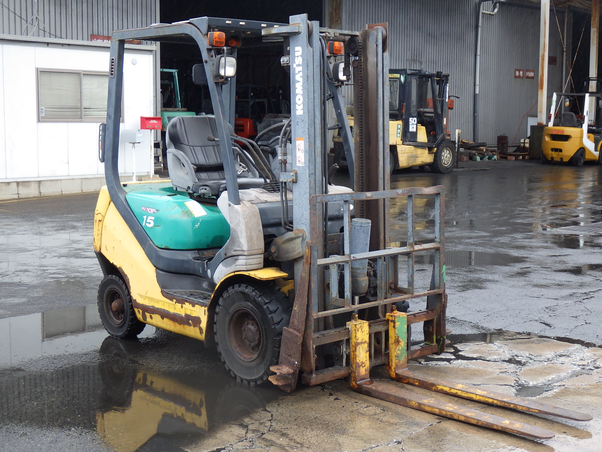 Xe nâng dầu 1,5 tấn KOMATSU FD15T-20 số tự động gật gù nhập khẩu từ Nhật Bản