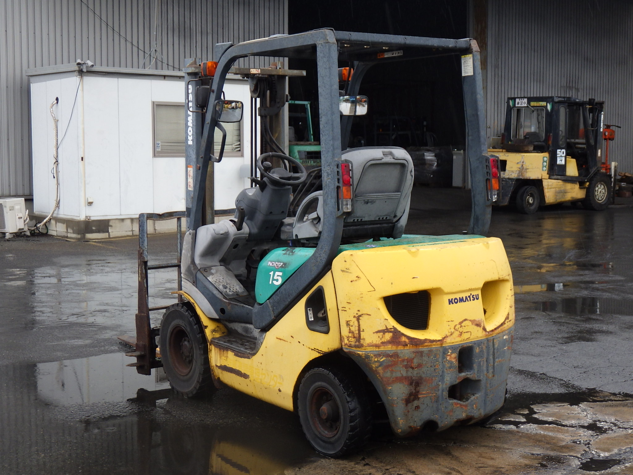 Xe nâng dầu 1,5 tấn KOMATSU FD15T-20 số tự động gật gù nhập khẩu từ Nhật Bản