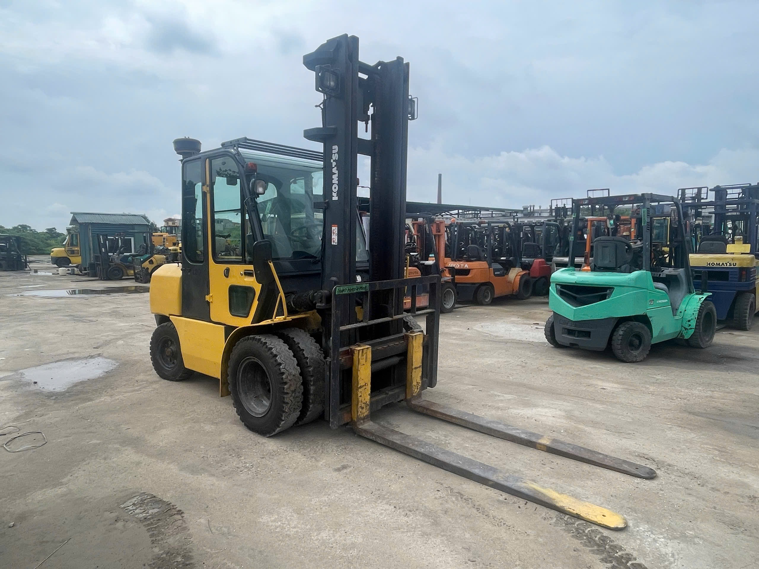 Xe nâng dầu 4,5 tấn KOMATSU FD45T-8 Kim cơ, dịch giá, nâng cao 4,5m