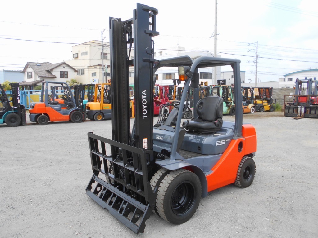 Xe nâng dầu 2,5 tấn TOYOTA 8FD25 số sàn, gật gù (lật đổ), lốp kép, nâng cao 4 m