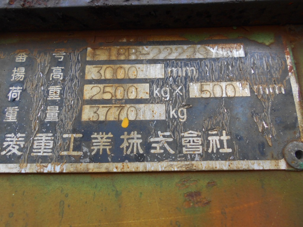 Xe nâng dầu 2,5 tấn MITSUBISHI FD25T số tự động sản xuất năm 2003, giá rẻ