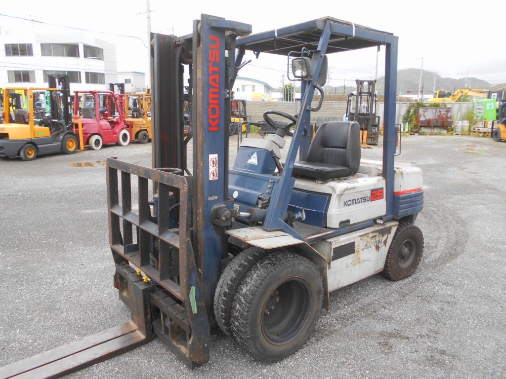 Xe nâng dầu 2,5 tấn Komatsu FD25-11 số sàn, gật gù lốp kép nhập Nhật giá rẻ