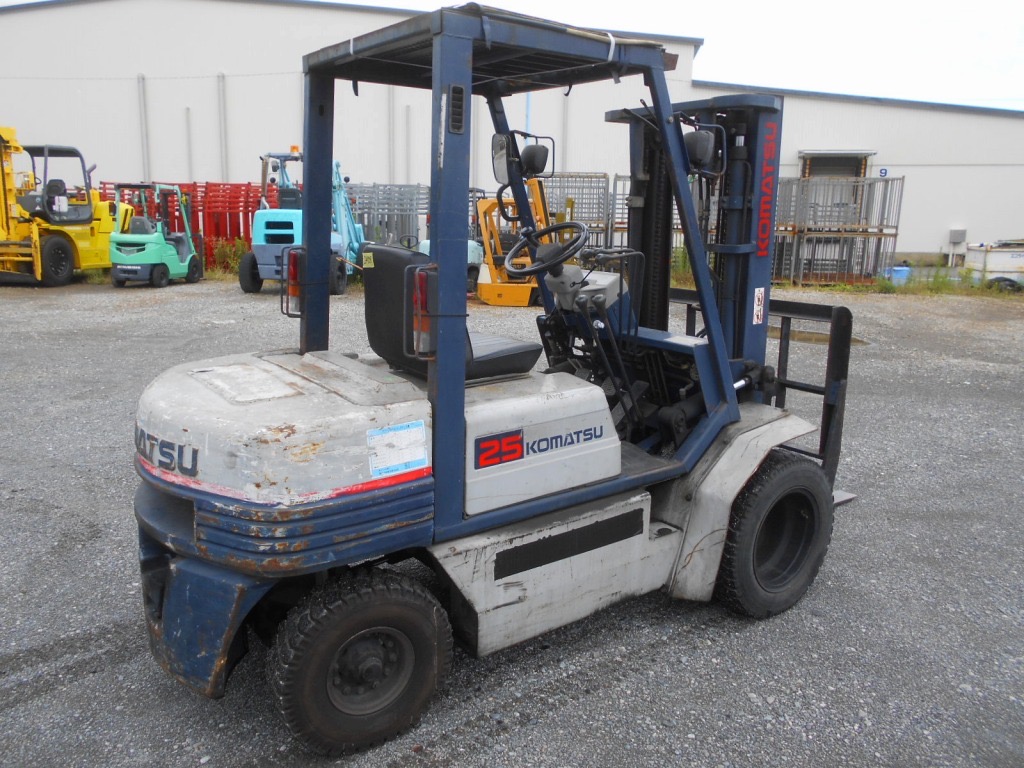 Xe nâng dầu 2,5 tấn Komatsu FD25-11 số sàn, gật gù lốp kép nhập Nhật giá rẻ
