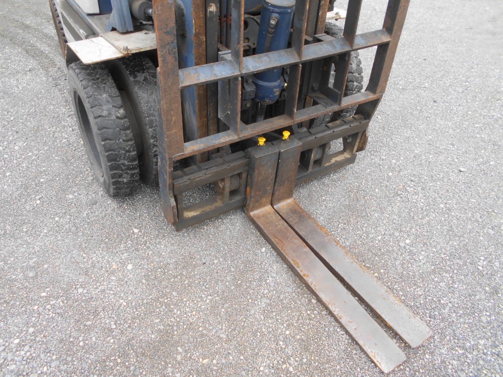 Xe nâng dầu 2,5 tấn Komatsu FD25-11 số sàn, gật gù lốp kép nhập Nhật giá rẻ