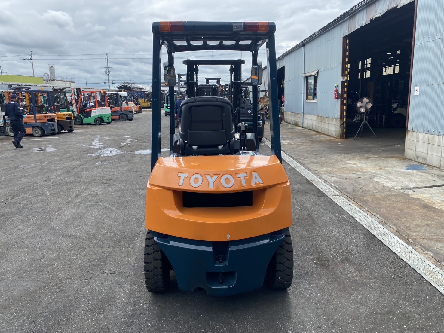 Xe nâng dầu 2 tấn TOYOTA 7FD20 số sàn nhập khẩu từ Nhật giá rẻ