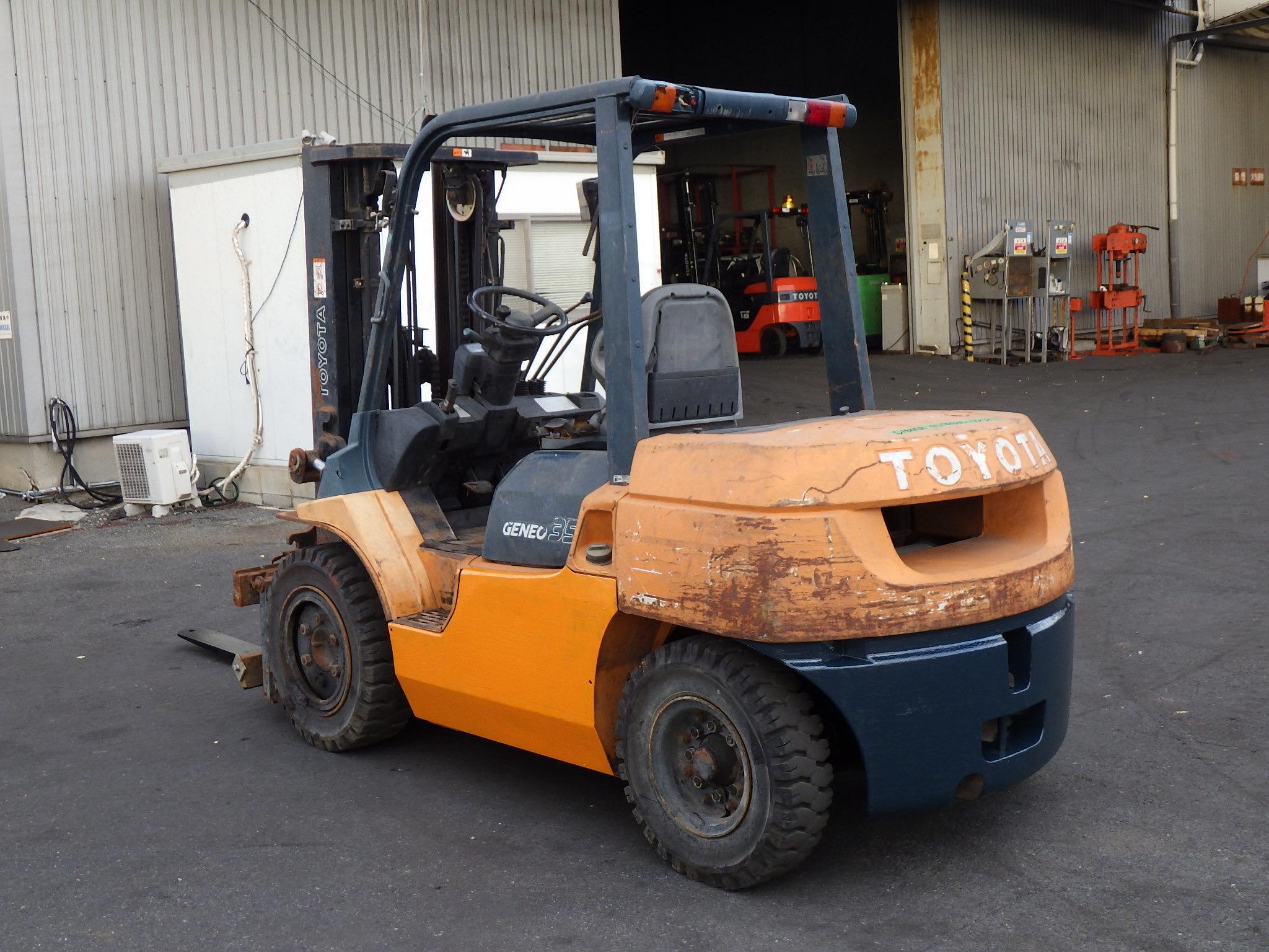 Xe nâng dầu 3,5 tấn TOYOTA 7FD35 chui container (chui công), mâm xoay, số tự động