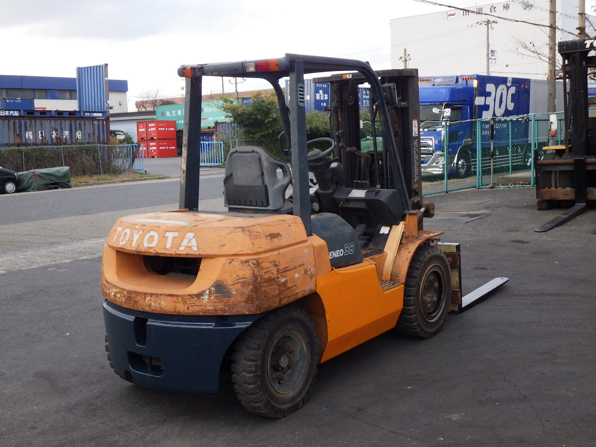 Xe nâng dầu 3,5 tấn TOYOTA 7FD35 chui container (chui công), mâm xoay, số tự động