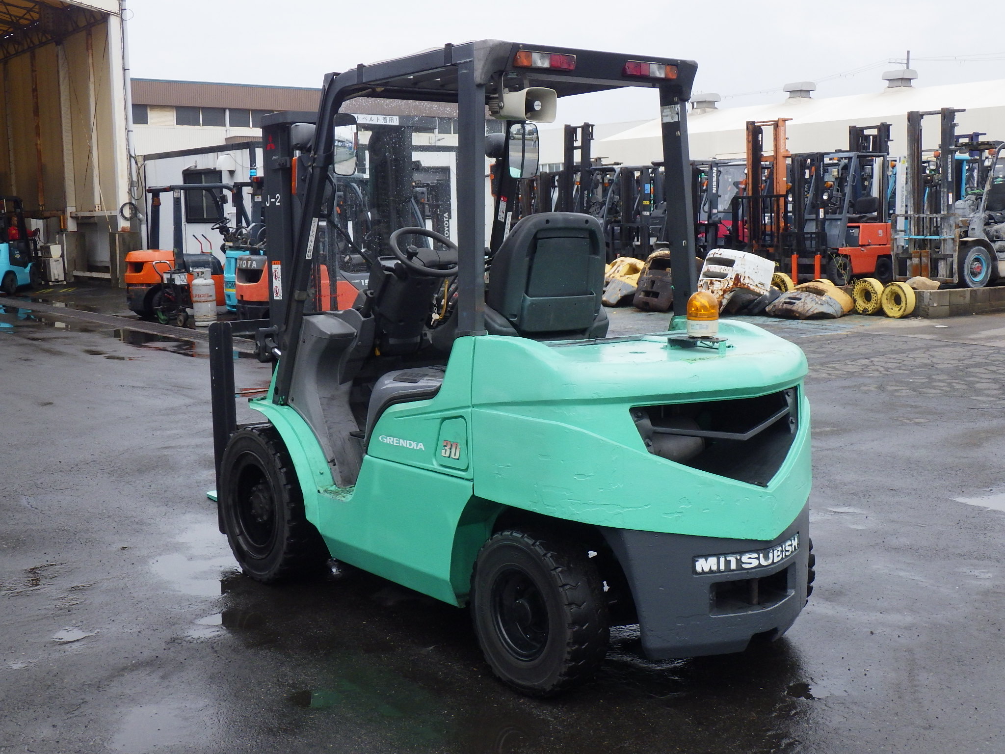 Xe nâng dầu 3 tấn MITSUBISHI FD30T Số tự động, dịch càng sản xuất năm 2007