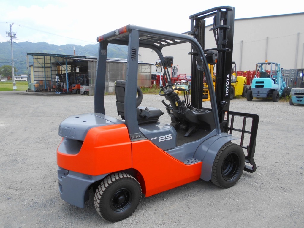 Xe nâng dầu 2,5 tấn TOYOTA 8FD25 số sàn, gật gù (lật đổ), lốp kép, nâng cao 4 m