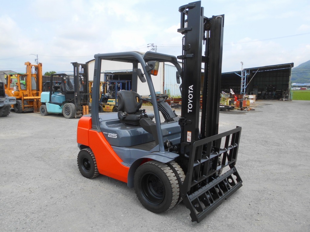 Xe nâng dầu 2,5 tấn TOYOTA 8FD25 số sàn, gật gù (lật đổ), lốp kép, nâng cao 4 m
