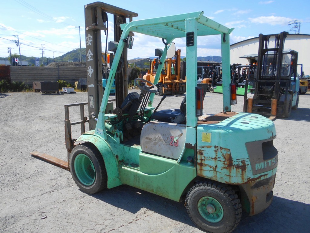 Xe nâng dầu 2,5 tấn MITSUBISHI FD25 số sàn, gật gù, lốp kép giá rẻ Nhập Nhật