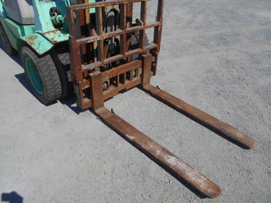 Xe nâng dầu 2,5 tấn MITSUBISHI FD25 số sàn, gật gù, lốp kép giá rẻ Nhập Nhật