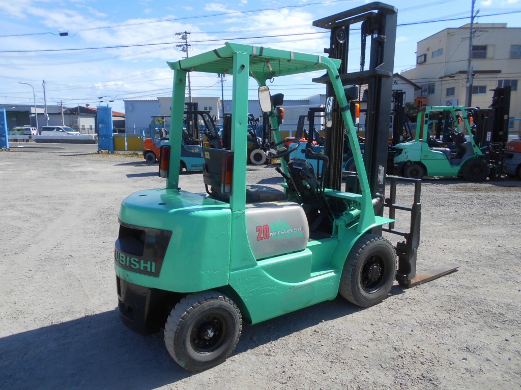 Xe nâng dầu 2 tấn MITSUBISHI FD20 số sàn, gật gù, giá rẻ Nhập Nhật