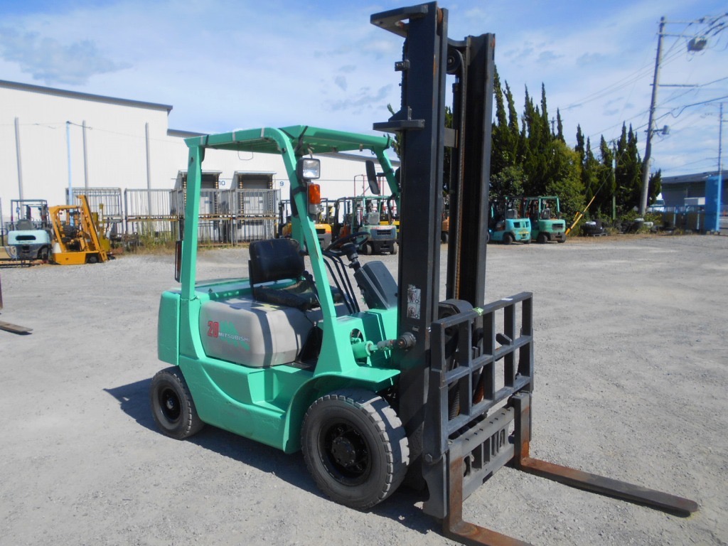 Xe nâng dầu 2 tấn MITSUBISHI FD20 số sàn, gật gù, giá rẻ Nhập Nhật