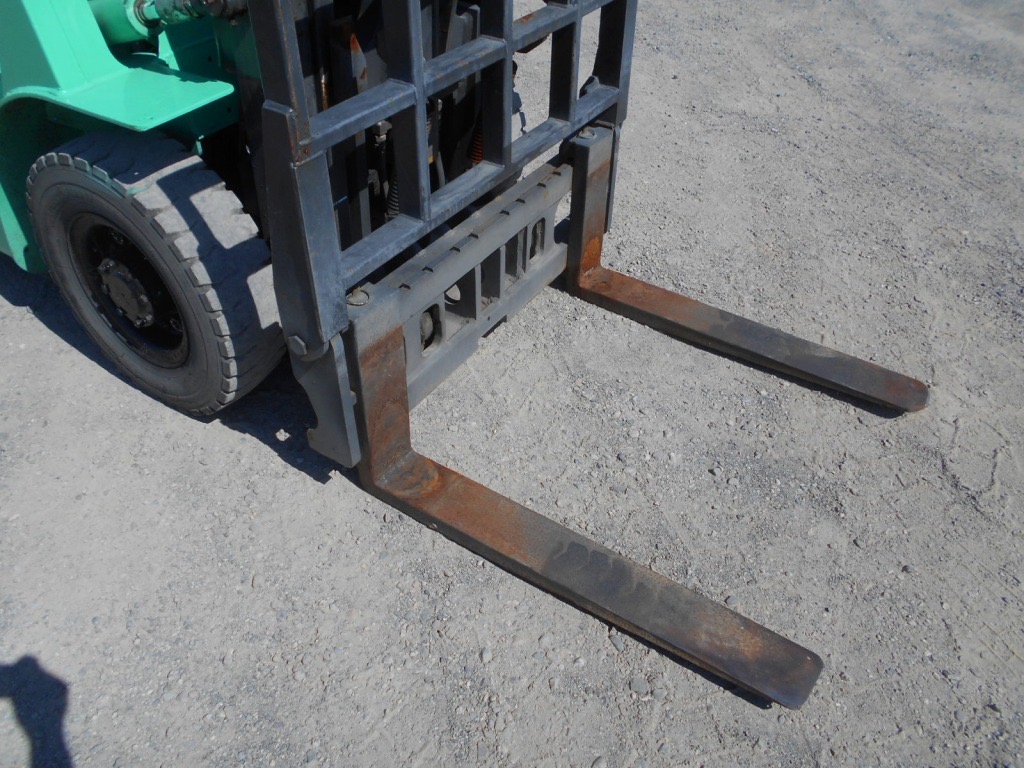 Xe nâng dầu 2 tấn MITSUBISHI FD20 số sàn, gật gù, giá rẻ Nhập Nhật