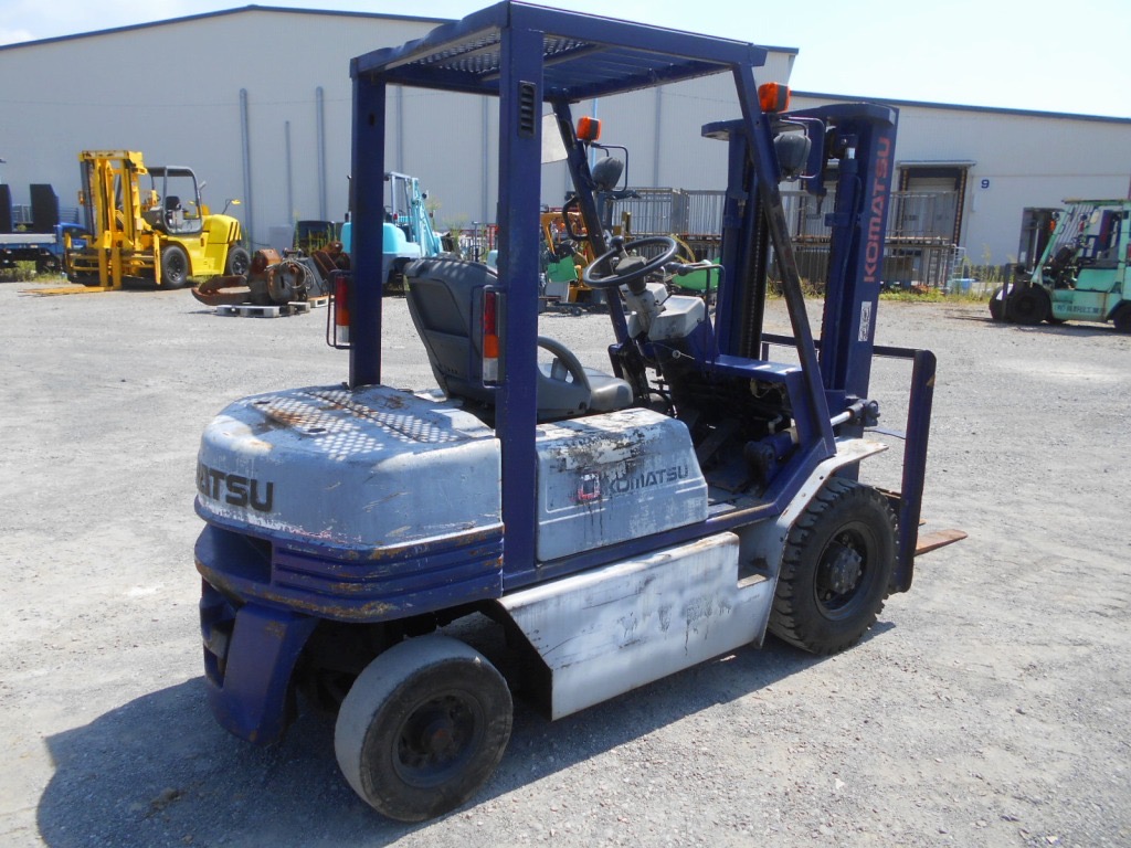 Xe nâng dầu 2 tấn Komatsu FD20-11 số tự động Nhập Nhật giá rẻ