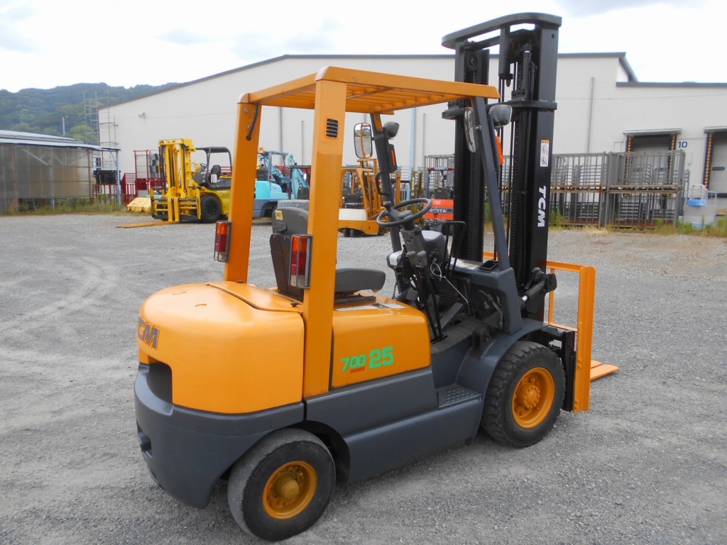 Xe nâng dầu 2,5 tấn TCM FD25Z5 số sàn, dịch giá nâng cao 4 m nhập Nhật
