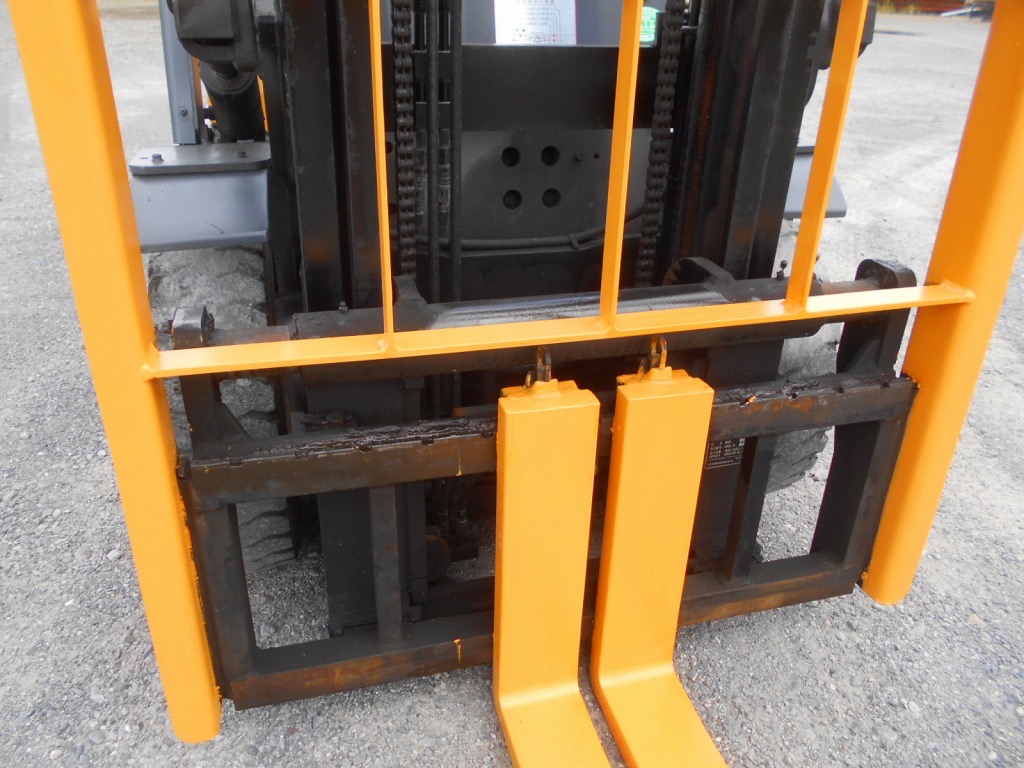 Xe nâng dầu 2,5 tấn TCM FD25Z5 số sàn, dịch giá nâng cao 4 m nhập Nhật