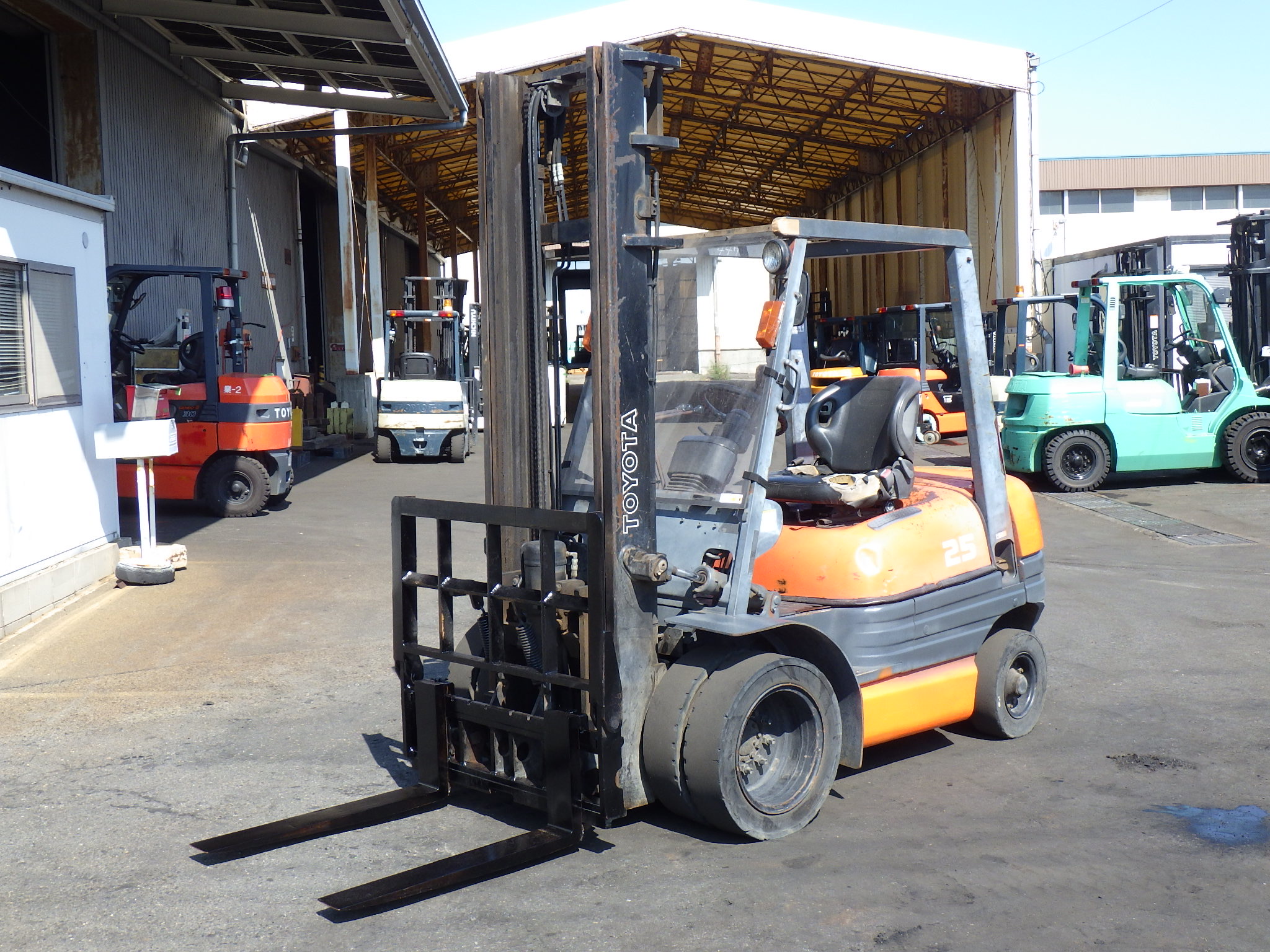 Xe nâng dầu 2,5 tấn TOYOTA 6FD25 số sàn, gật gù (lật đổ), lốp kép