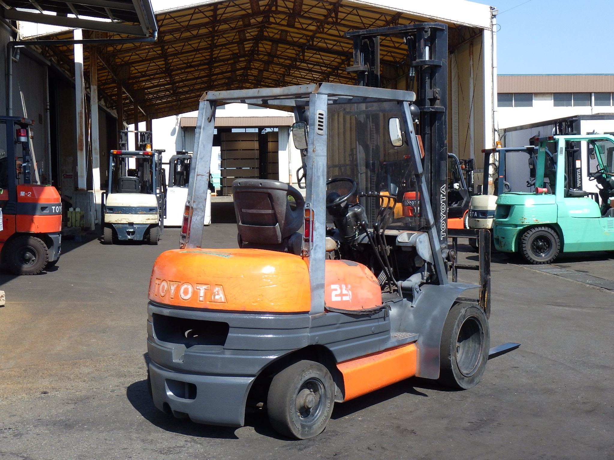 Xe nâng dầu 2,5 tấn TOYOTA 6FD25 số sàn, gật gù (lật đổ), lốp kép