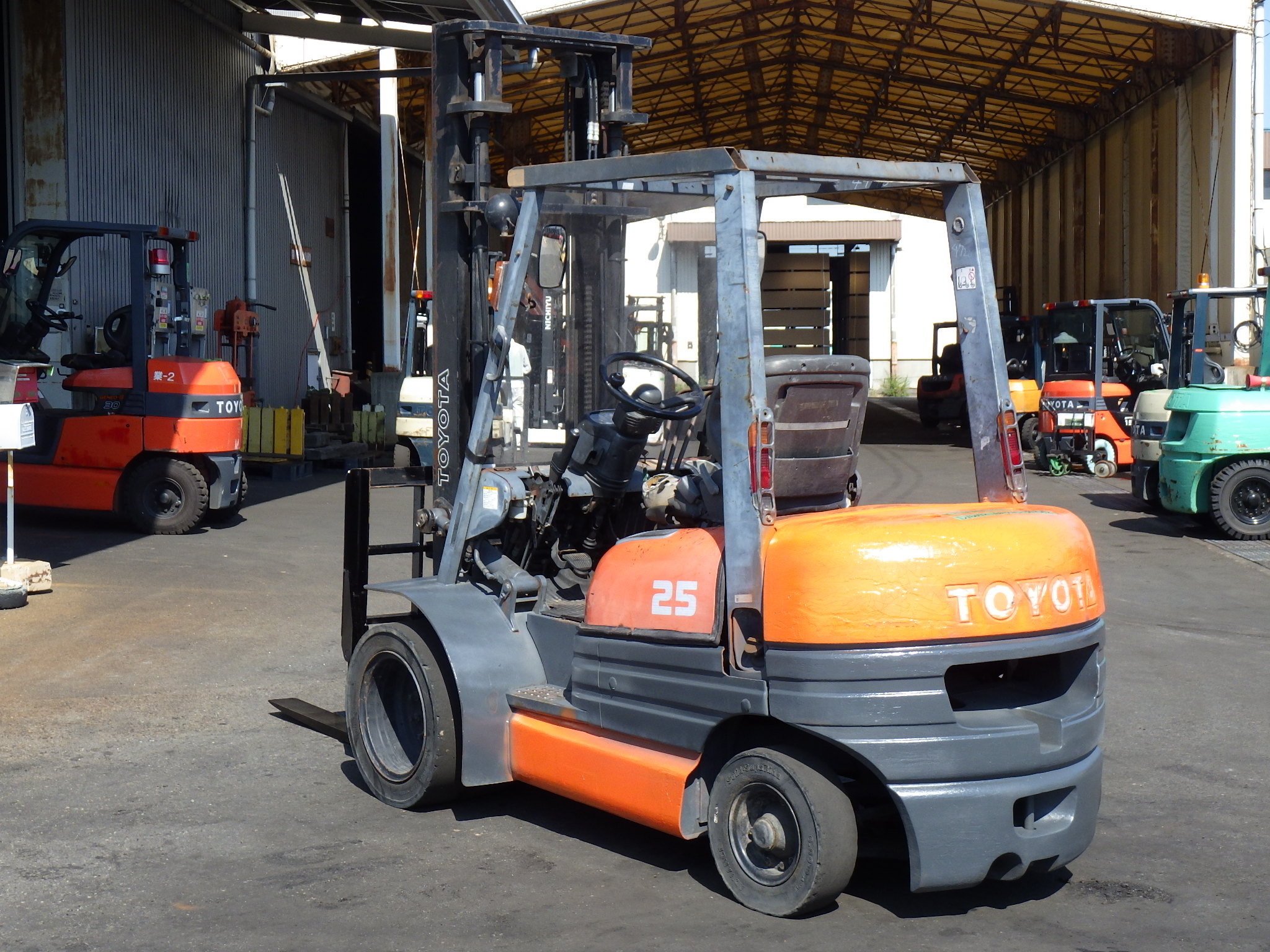 Xe nâng dầu 2,5 tấn TOYOTA 6FD25 số sàn, gật gù (lật đổ), lốp kép