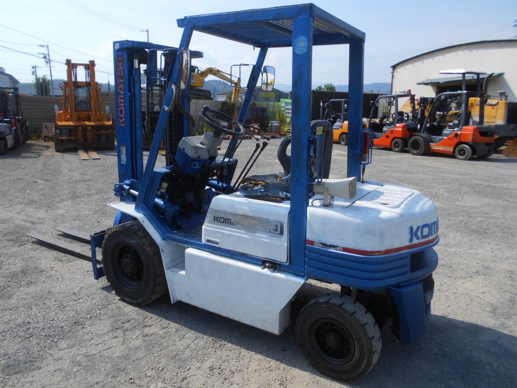 Xe nâng dầu 2 tấn Komatsu FD20-11 số sàn, mâm xoay Nhập Nhật giá rẻ