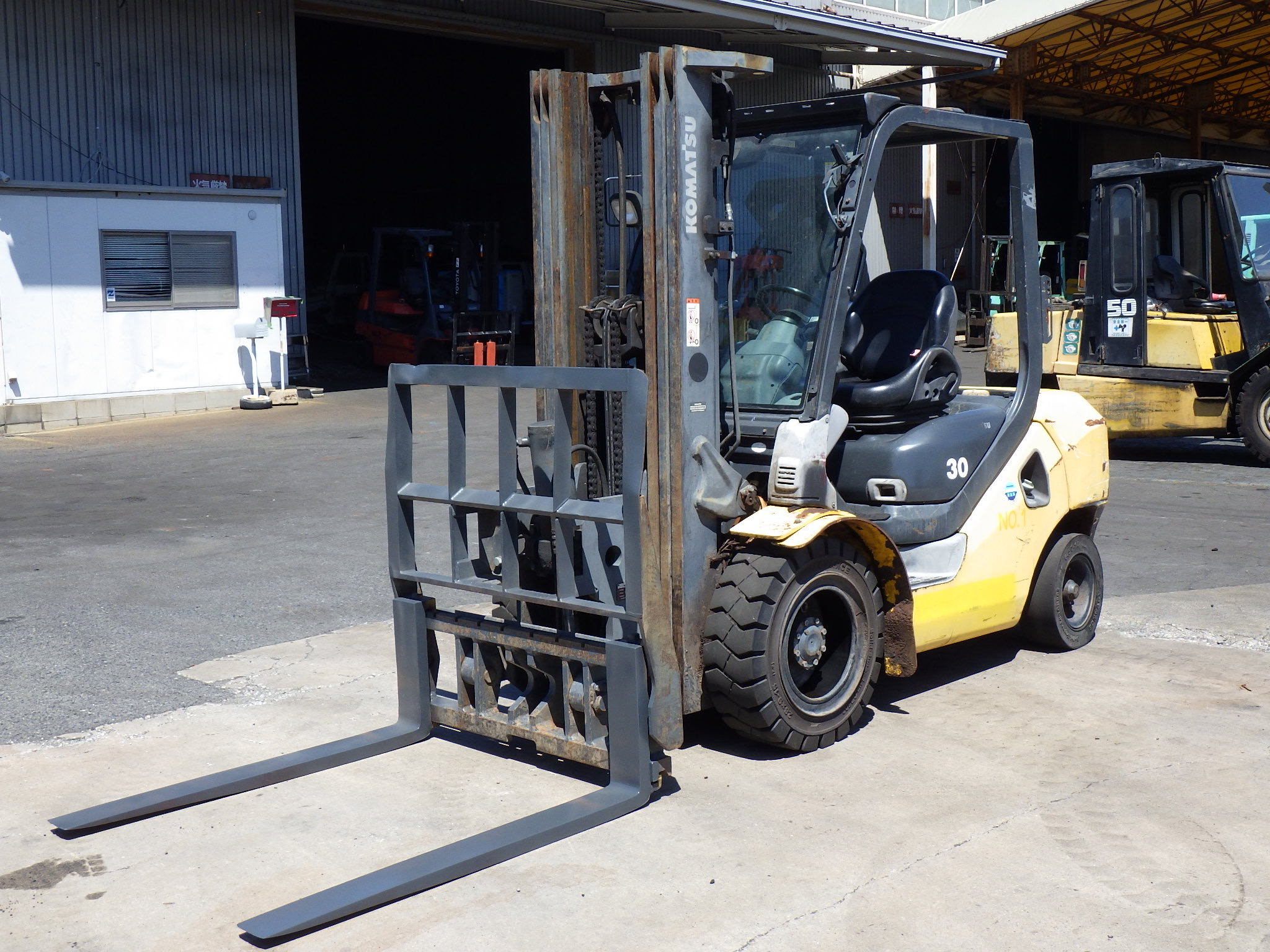 Xe nâng dầu 3 tấn KOMATSU FD30T-17 chui container (3 ty 3 lao), gật gù