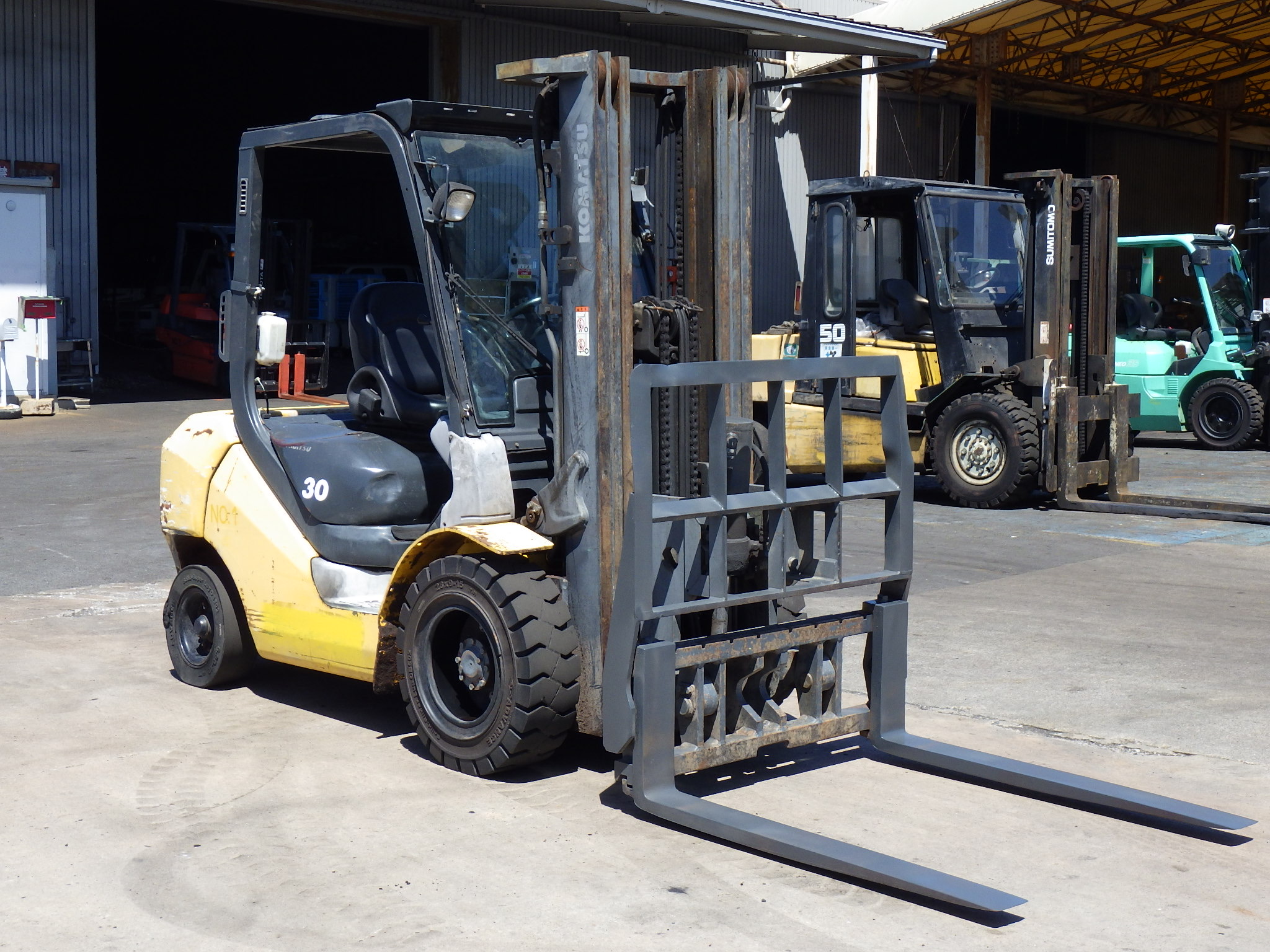 Xe nâng dầu 3 tấn KOMATSU FD30T-17 chui container (3 ty 3 lao), gật gù