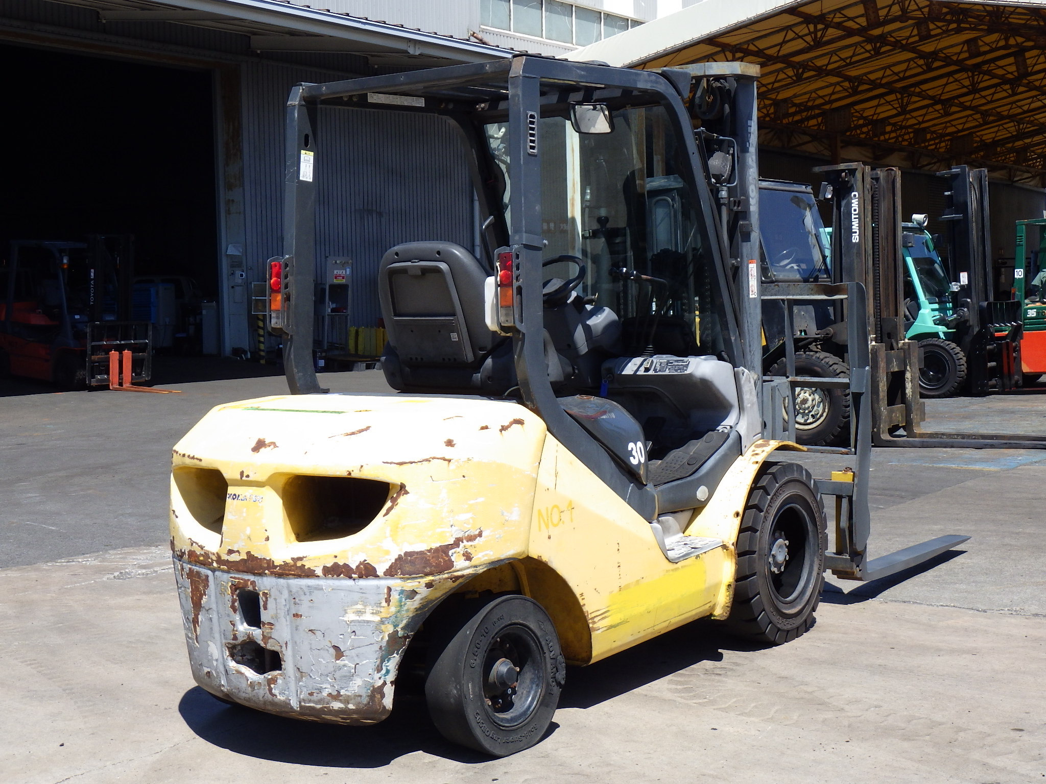 Xe nâng dầu 3 tấn KOMATSU FD30T-17 chui container (3 ty 3 lao), gật gù