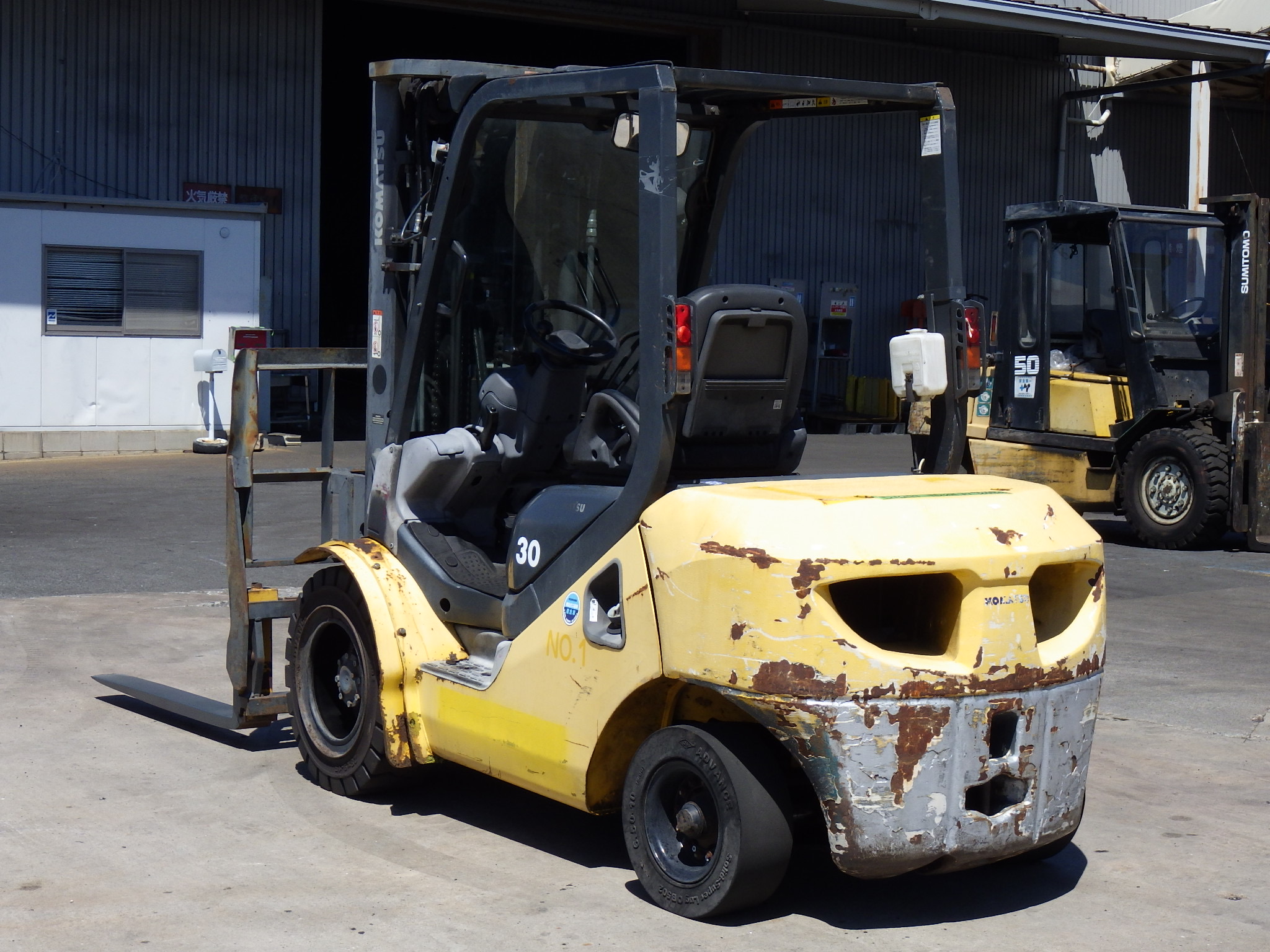 Xe nâng dầu 3 tấn KOMATSU FD30T-17 chui container (3 ty 3 lao), gật gù