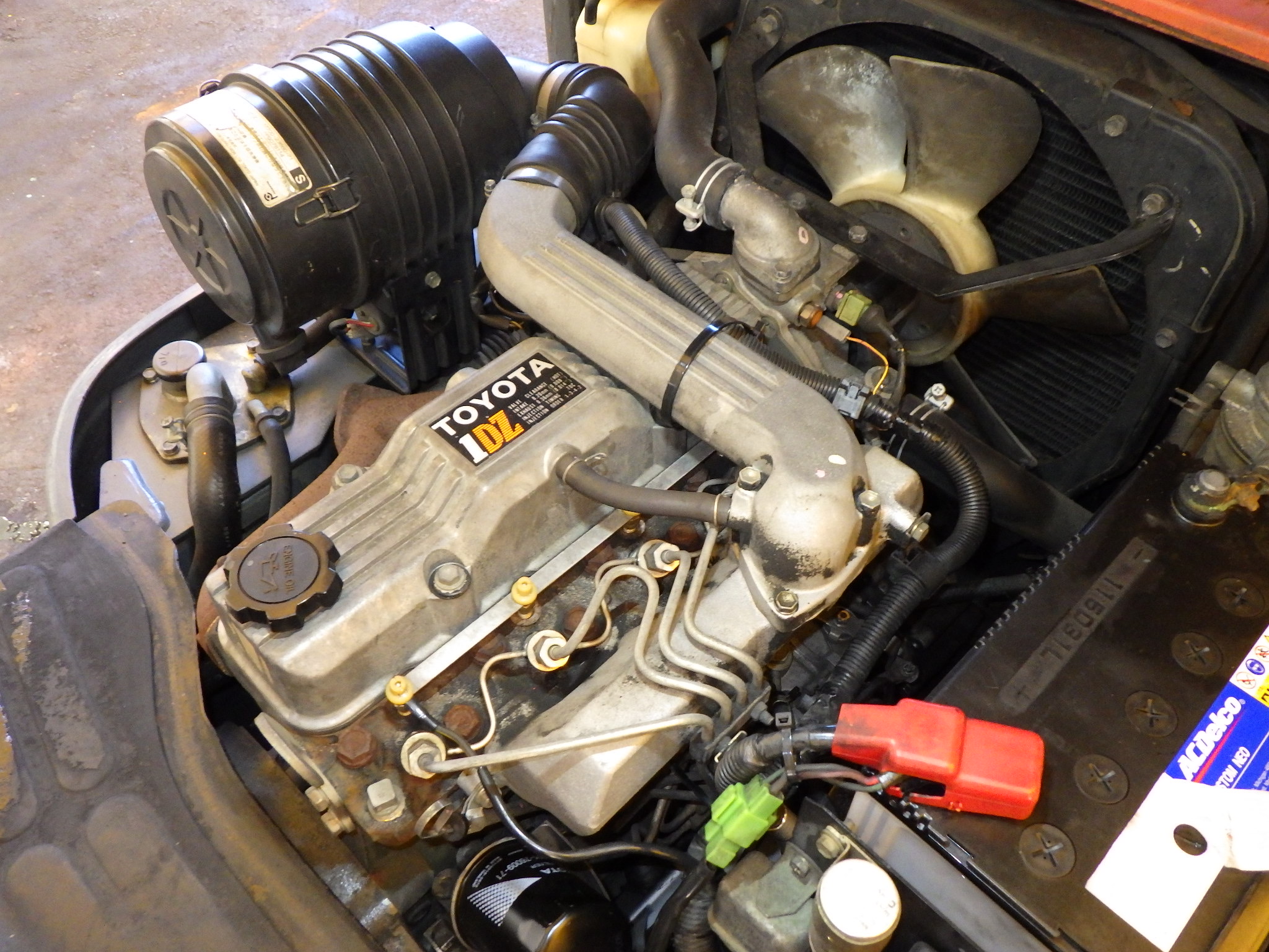 Xe nâng dầu 1,5 tấn TOYOTA 6FD15 số tự động, gật gù nhập Nhật