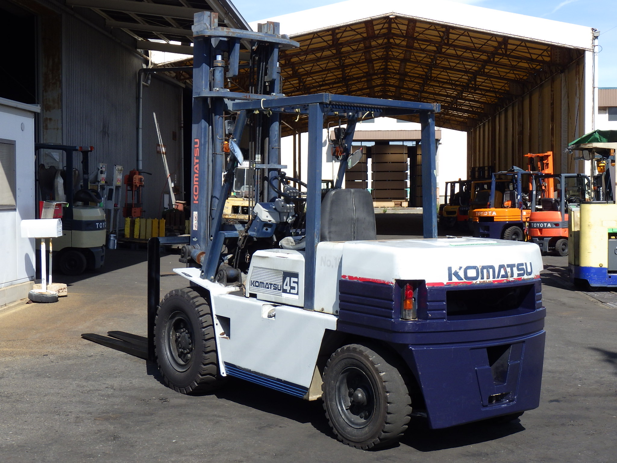 Xe nâng dầu 4,5 tấn KOMATSU FD45-5 số sàn, dịch giá Nhập Nhật cực đẹp