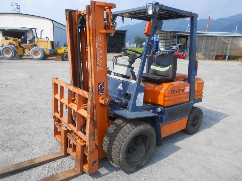 Xe nâng dầu 2 tấn TOYOTA 5FD20 số sàn, gật gù (lật đổ), lốp kép
