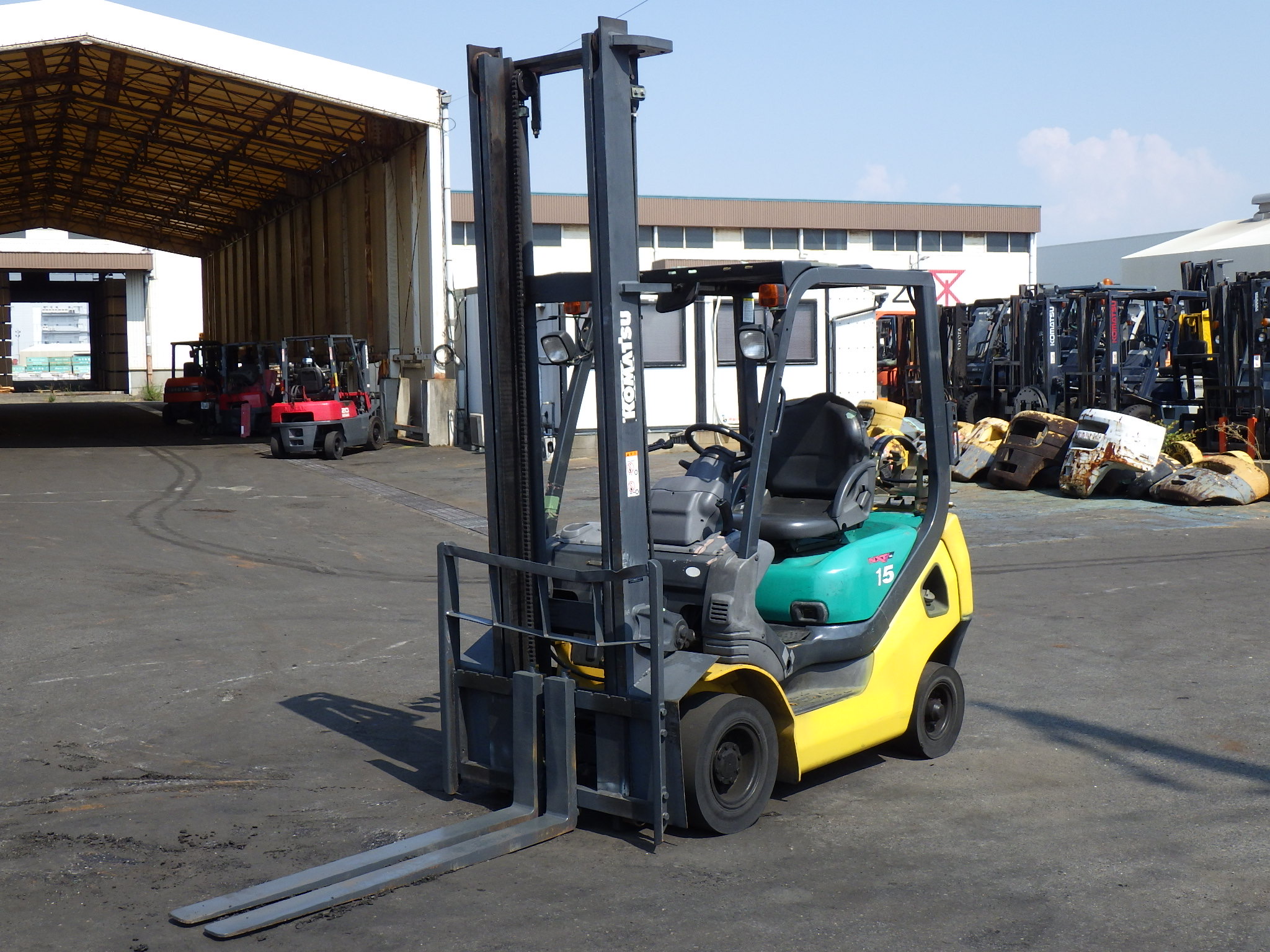 Xe nâng xăng 1,5 tấn KOMATSU FG15T-20 số tự động nâng cao 4,5 m