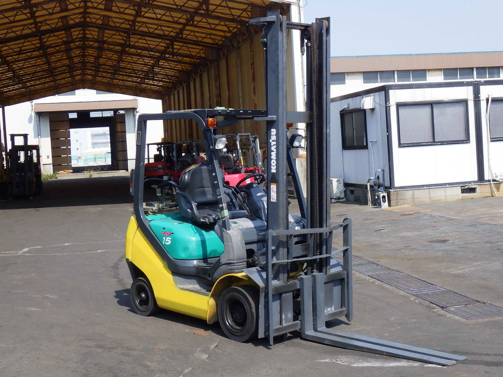 Xe nâng xăng 1,5 tấn KOMATSU FG15T-20 số tự động nâng cao 4,5 m