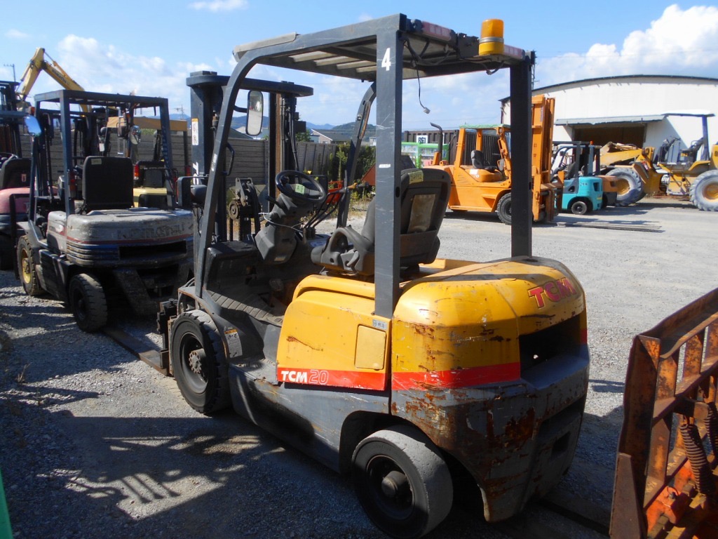 Xe nâng dầu 2 tấn TCM FD20T3 số tự động, chui container, mâm xoay