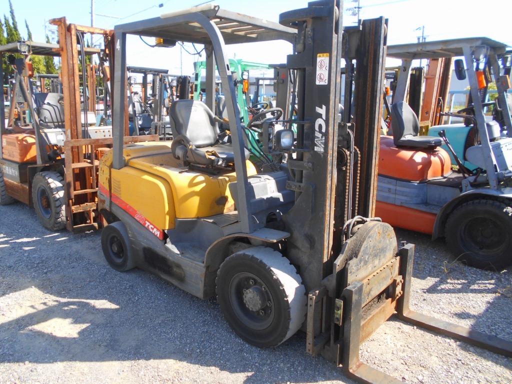 Xe nâng dầu 2 tấn TCM FD20T3 số tự động, chui container, mâm xoay