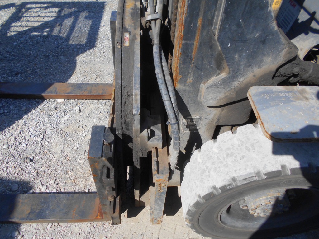 Xe nâng dầu 2 tấn TCM FD20T3 số tự động, chui container, mâm xoay