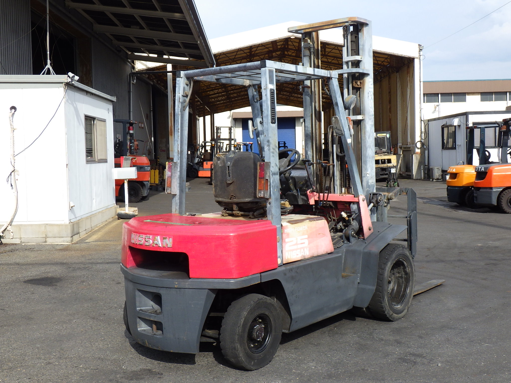 Xe nâng dầu 2,5 tấn NISSAN YJ02A25 số tự động gật gù, giá rẻ