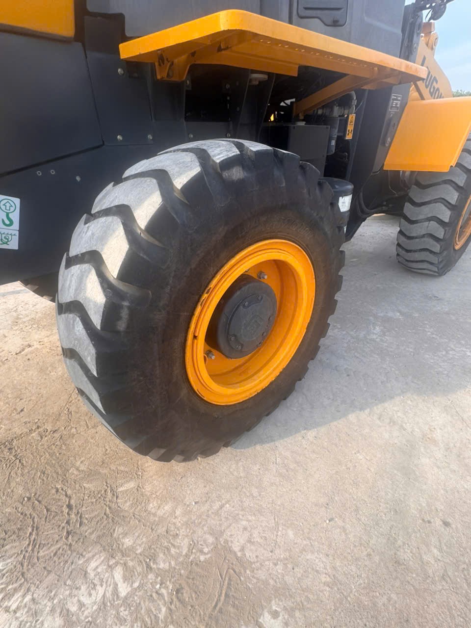 Xúc lật cũ LIUGONG 835H–Gầu 2,3 khối–Đời 2020 Máy hoạt động ít, như mới