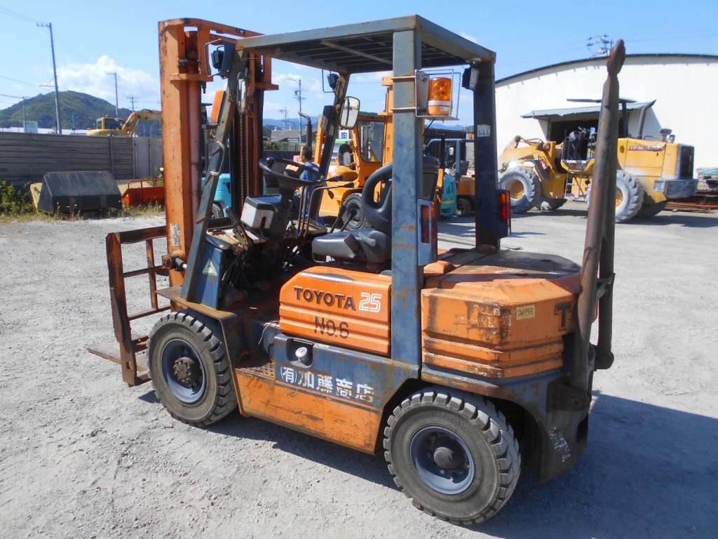 Xe nâng dầu 2,5 tấn TOYOTA 5FD25 số sàn, gật gù (lật đổ) giá rẻ