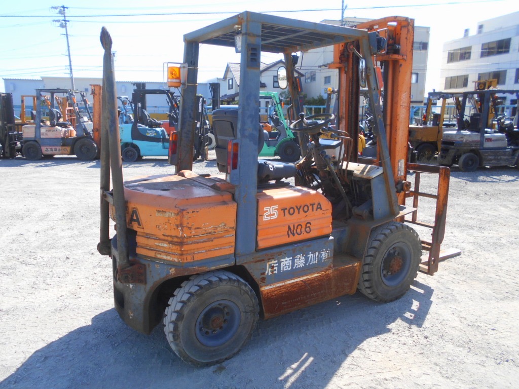 Xe nâng dầu 2,5 tấn TOYOTA 5FD25 số sàn, gật gù (lật đổ) giá rẻ