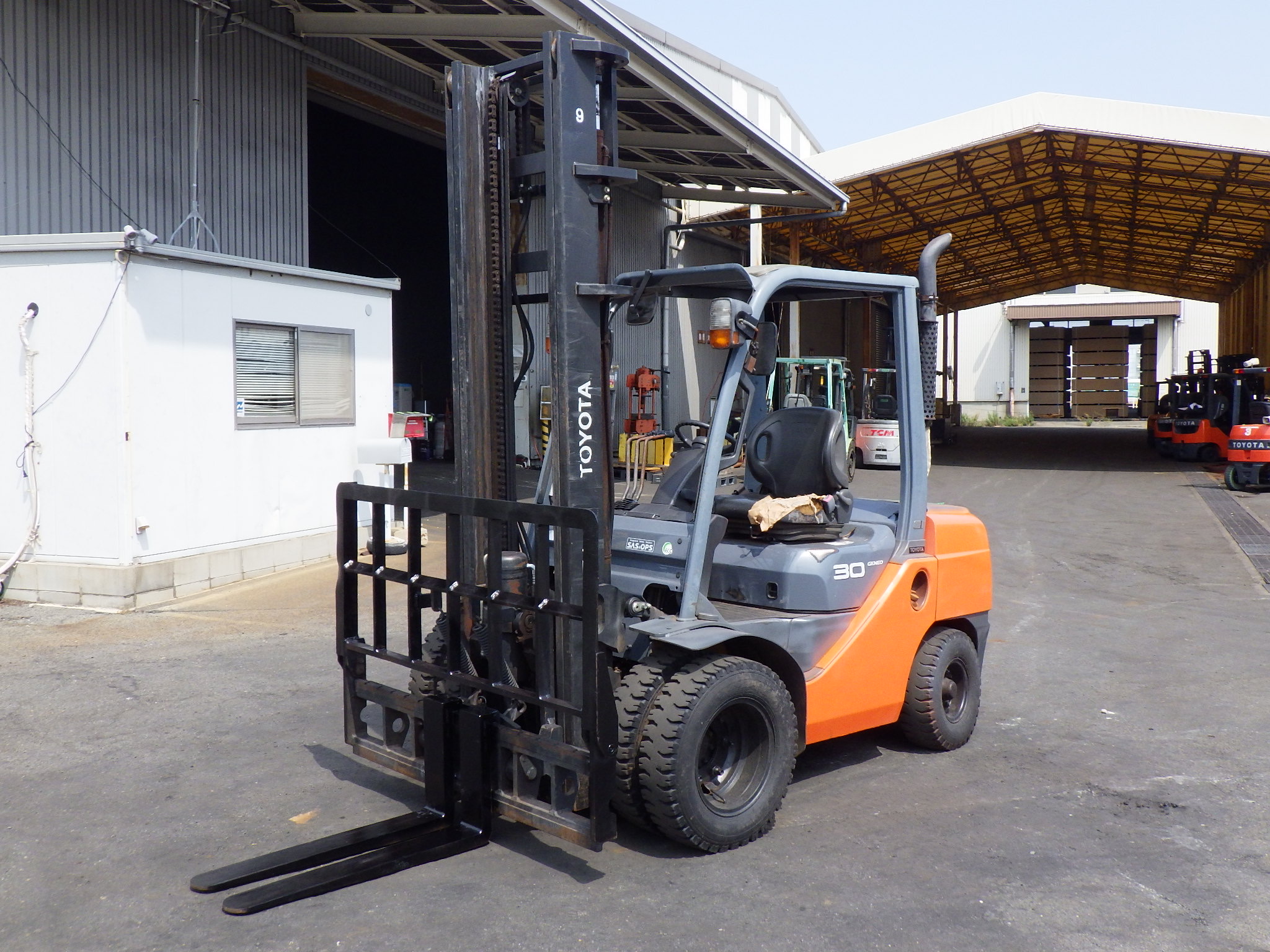 Xe nâng dầu 3 tấn TOYOTA 8FD30 số tự động, gật gù (lật đổ), lốp kép, nâng cao 4,5 m