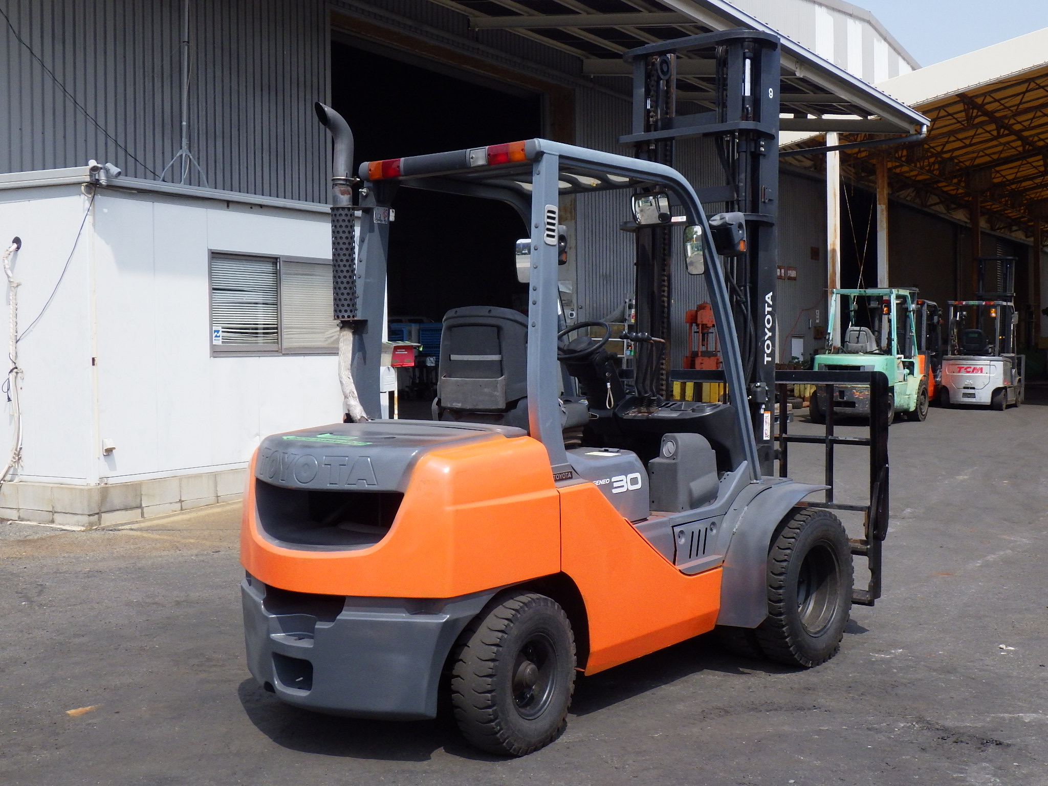 Xe nâng dầu 3 tấn TOYOTA 8FD30 số tự động, gật gù (lật đổ), lốp kép, nâng cao 4,5 m